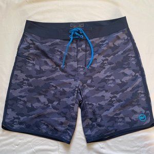Vineyard Vines Men's *NWOT* 8" Performance Navy Mountain Camo Shorts, 32" Waist